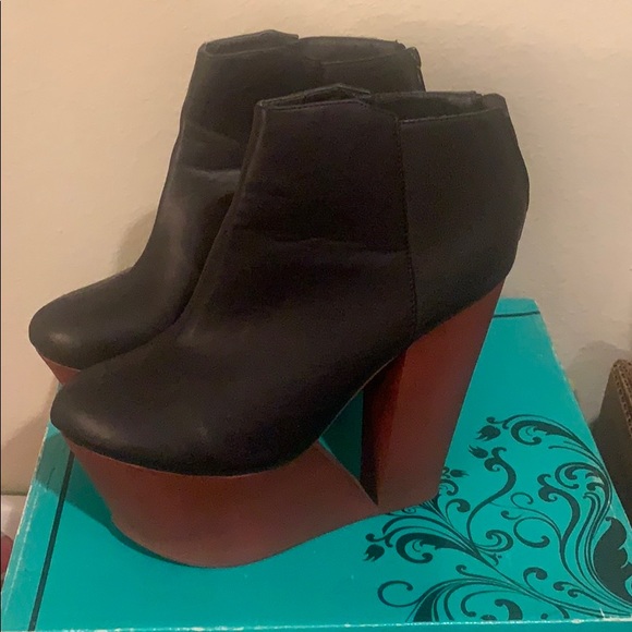 Shoes - Picture 1 of 3